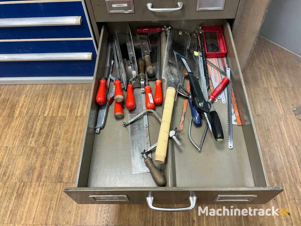 Kleine onderdelen - opbergkast met inhoud