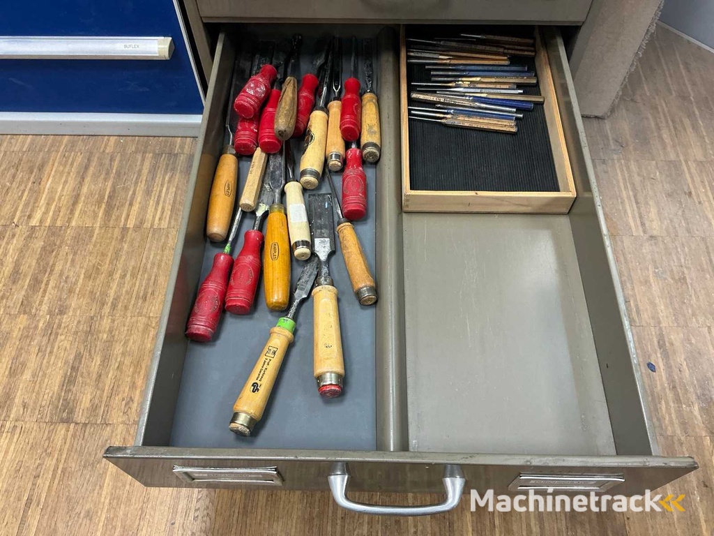 Kleine onderdelen - opbergkast met inhoud