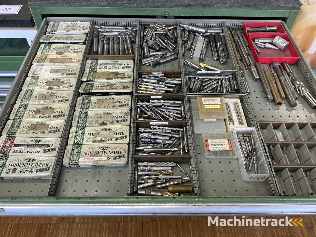 Werkstattbedarf im Werkzeugschrank