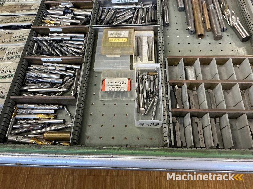 Werkstattbedarf im Werkzeugschrank