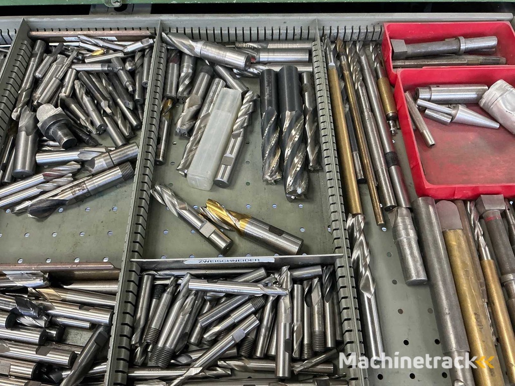 Werkstattbedarf im Werkzeugschrank