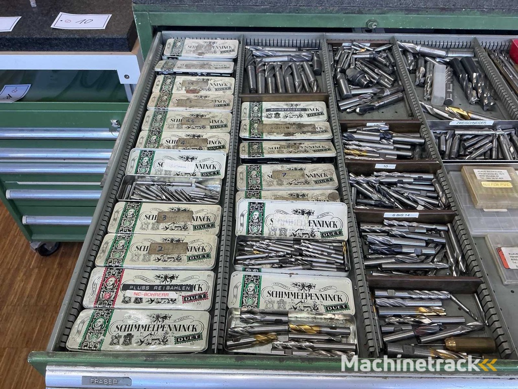 Werkstattbedarf im Werkzeugschrank