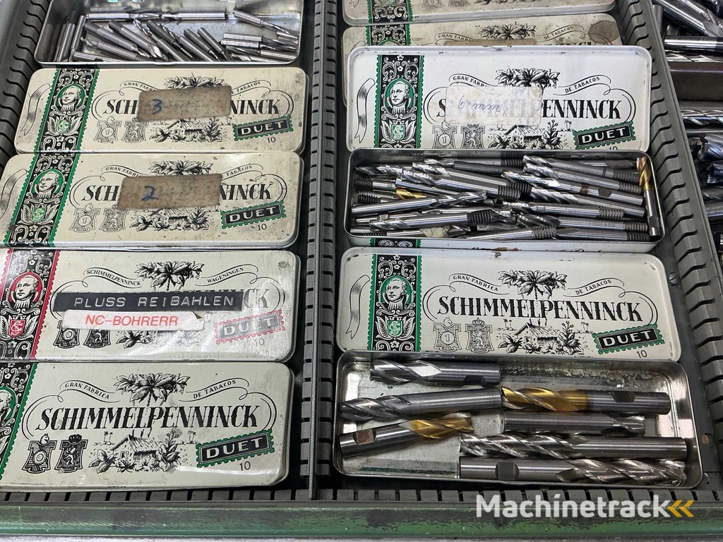 Werkstattbedarf im Werkzeugschrank