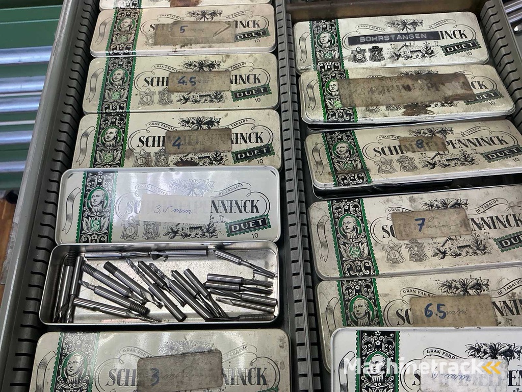 Werkstattbedarf im Werkzeugschrank