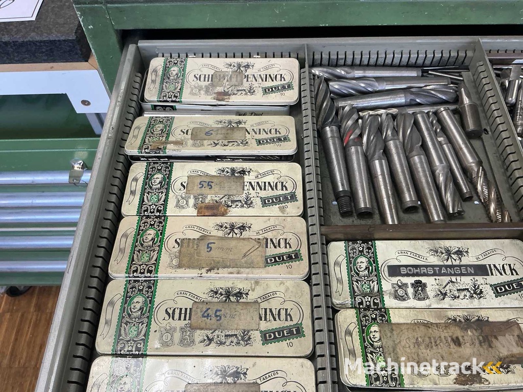 Werkstattbedarf im Werkzeugschrank