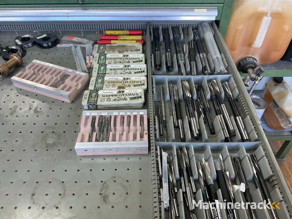 Werkstattbedarf im Werkzeugschrank