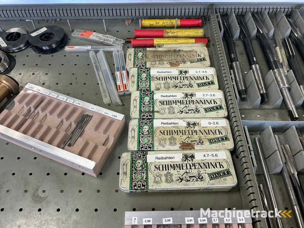 Werkstattbedarf im Werkzeugschrank