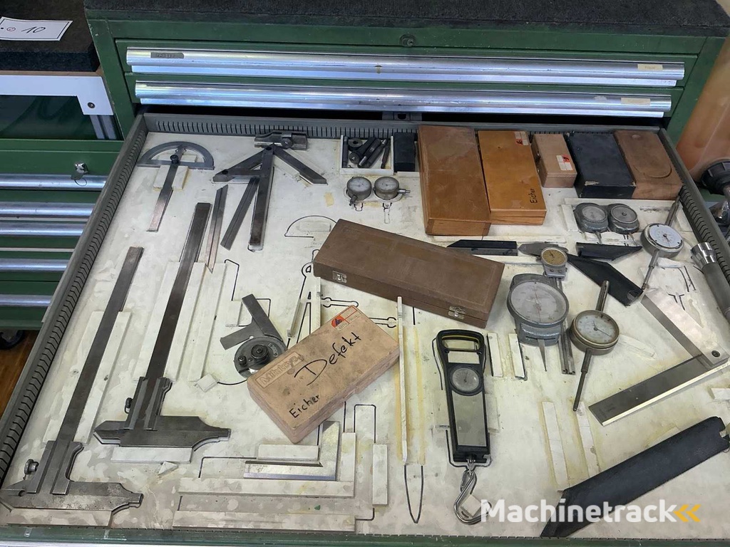 Werkstattbedarf im Werkzeugschrank