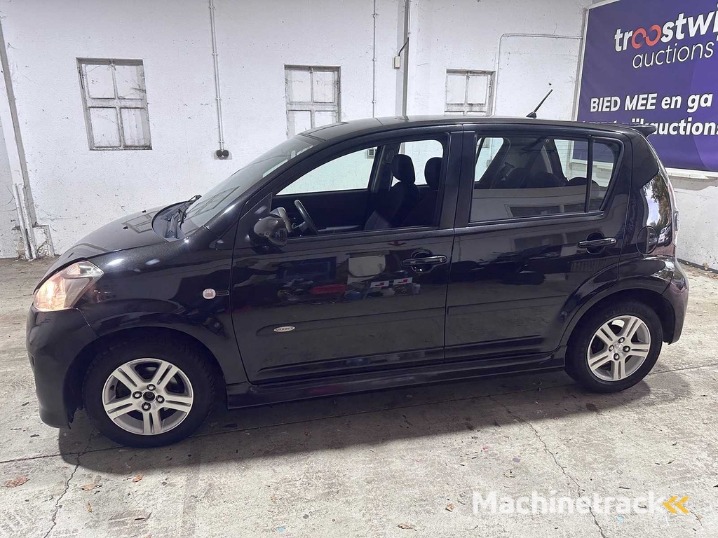 Daihatsu - Sirion 2 - 1.3-16V Sport AUTOMATIC- 31-XV-PS