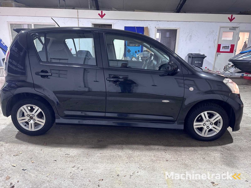 Daihatsu - Sirion 2 - 1.3-16V Sport AUTOMATIC- 31-XV-PS