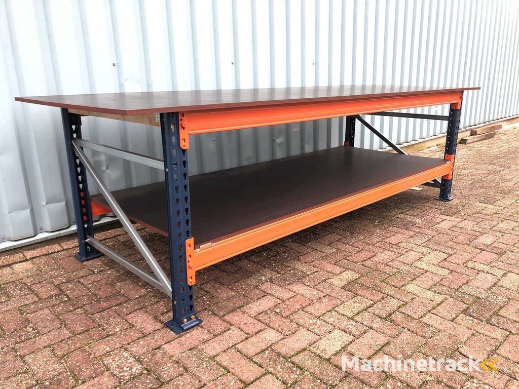 Große, schwere Werkbank mit glatten Betonsperrholzplatten.