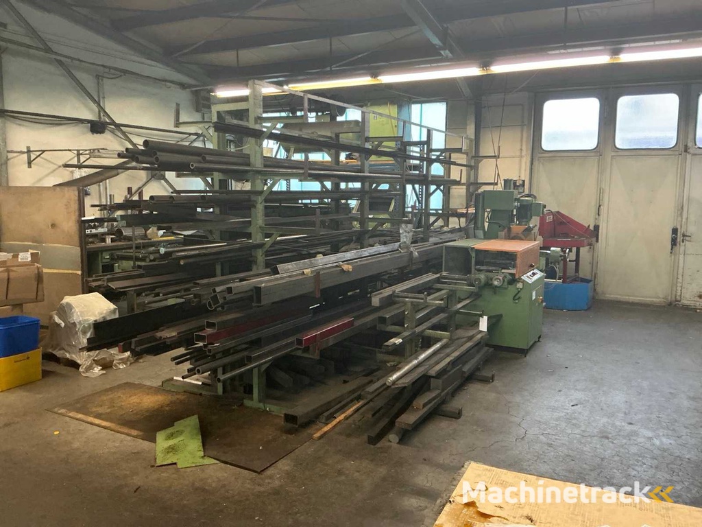 Stalen plank met stalen onderdelen van de paal