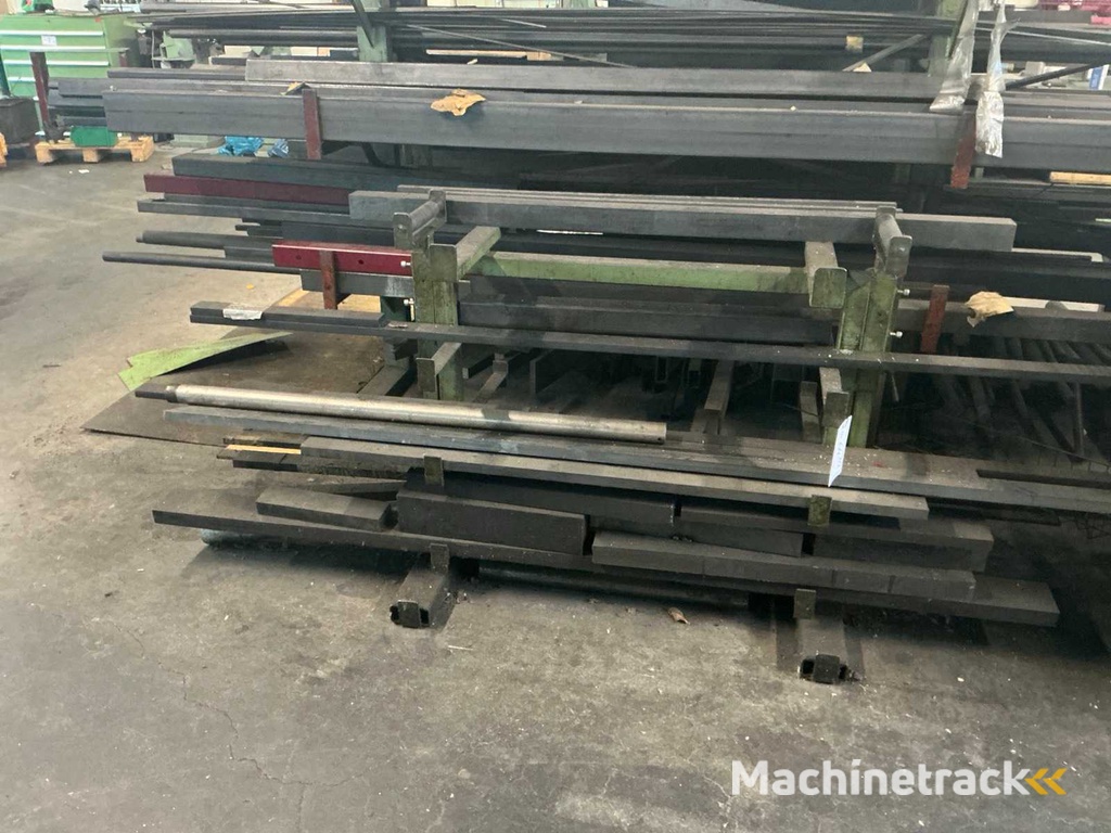 Stalen plank met stalen onderdelen van de paal