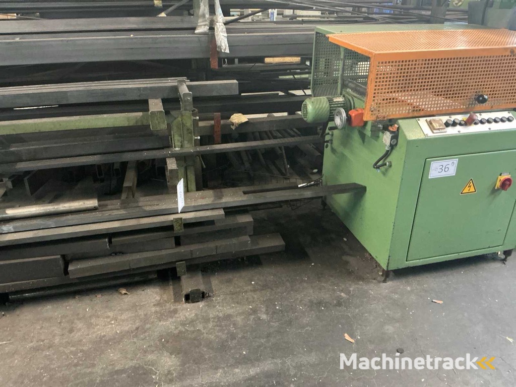 Stalen plank met stalen onderdelen van de paal