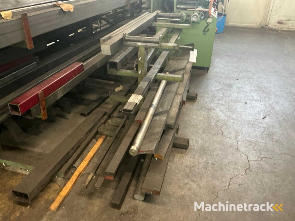 Stalen plank met stalen onderdelen van de paal