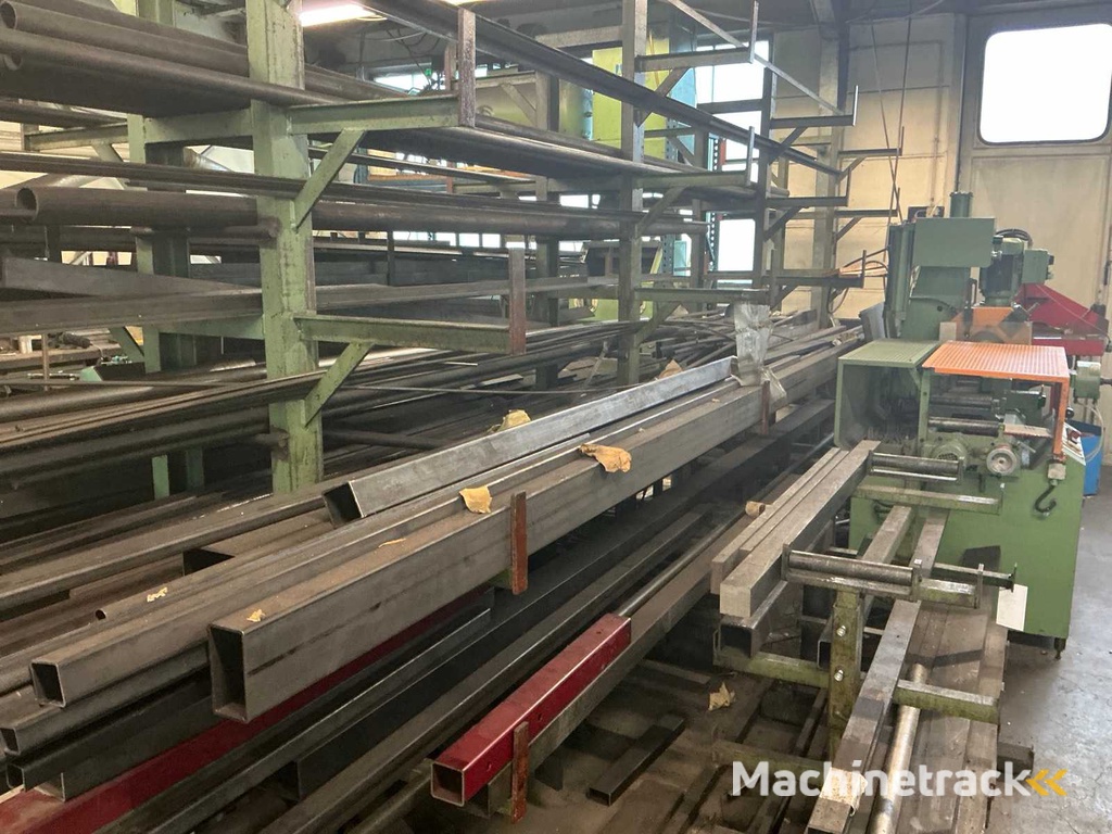 Stalen plank met stalen onderdelen van de paal