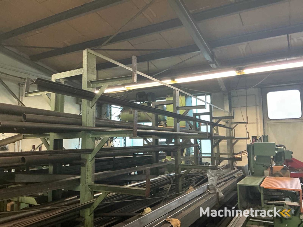 Stalen plank met stalen onderdelen van de paal