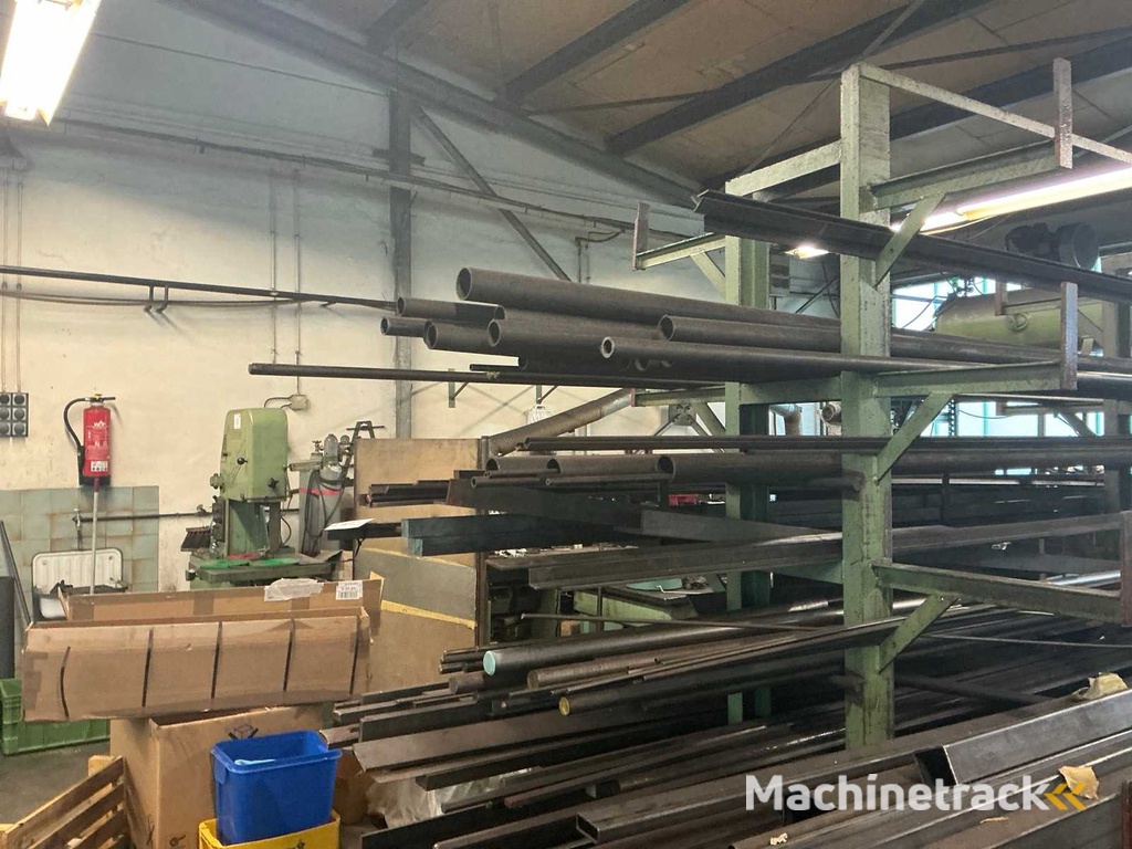 Stalen plank met stalen onderdelen van de paal