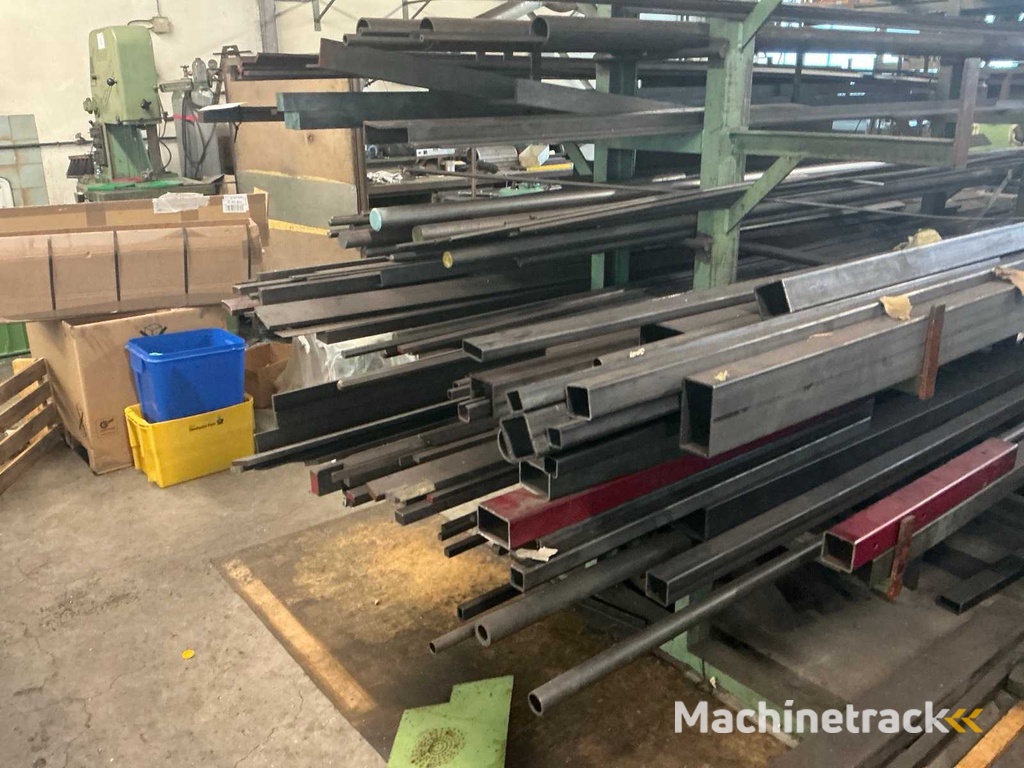 Stalen plank met stalen onderdelen van de paal