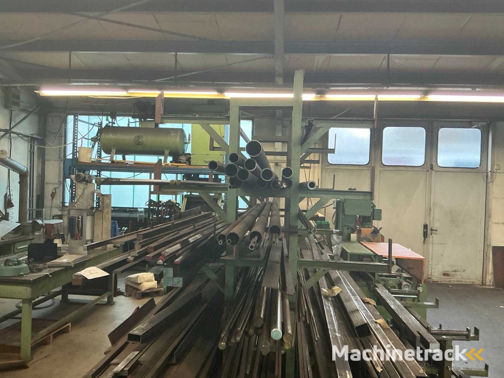 Stalen plank met stalen onderdelen van de paal