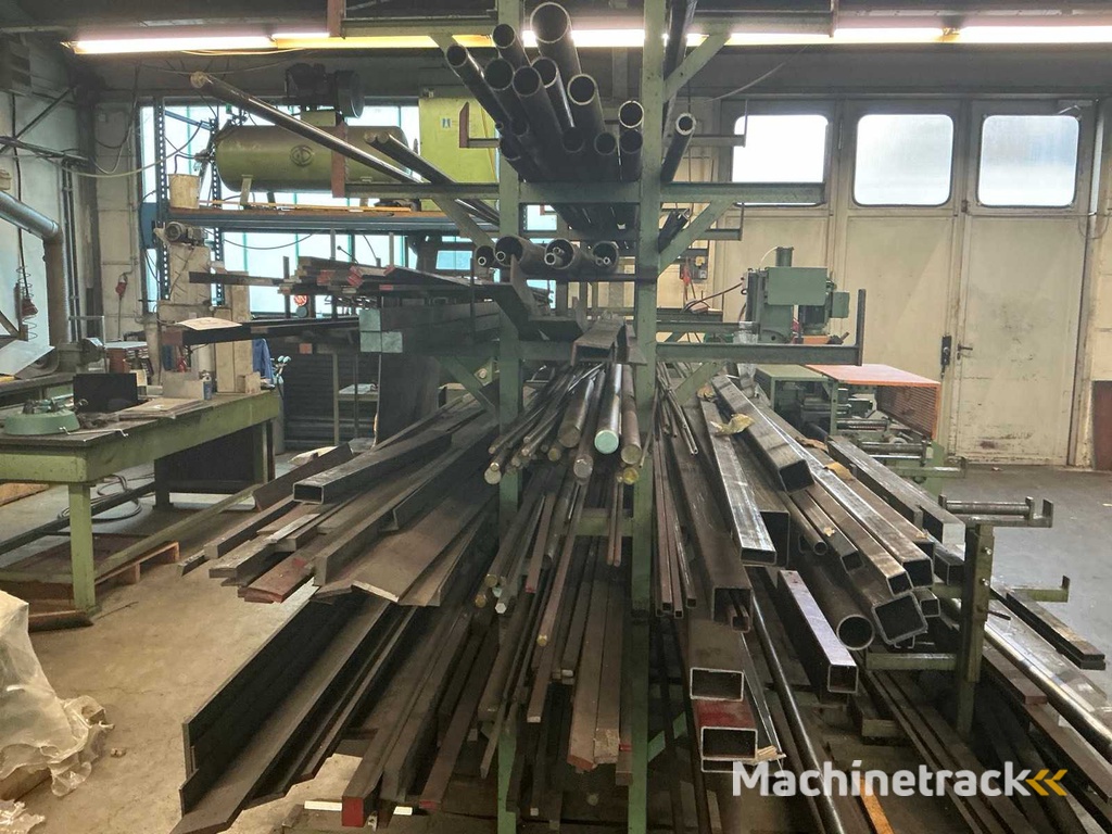 Stalen plank met stalen onderdelen van de paal