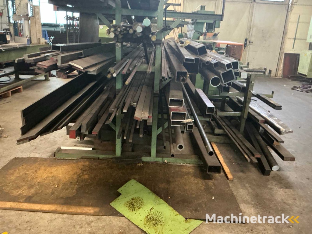 Stalen plank met stalen onderdelen van de paal