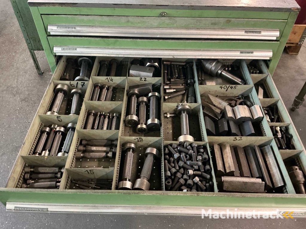 Werkplaatskast met inhoud