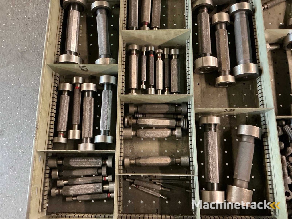 Werkplaatskast met inhoud