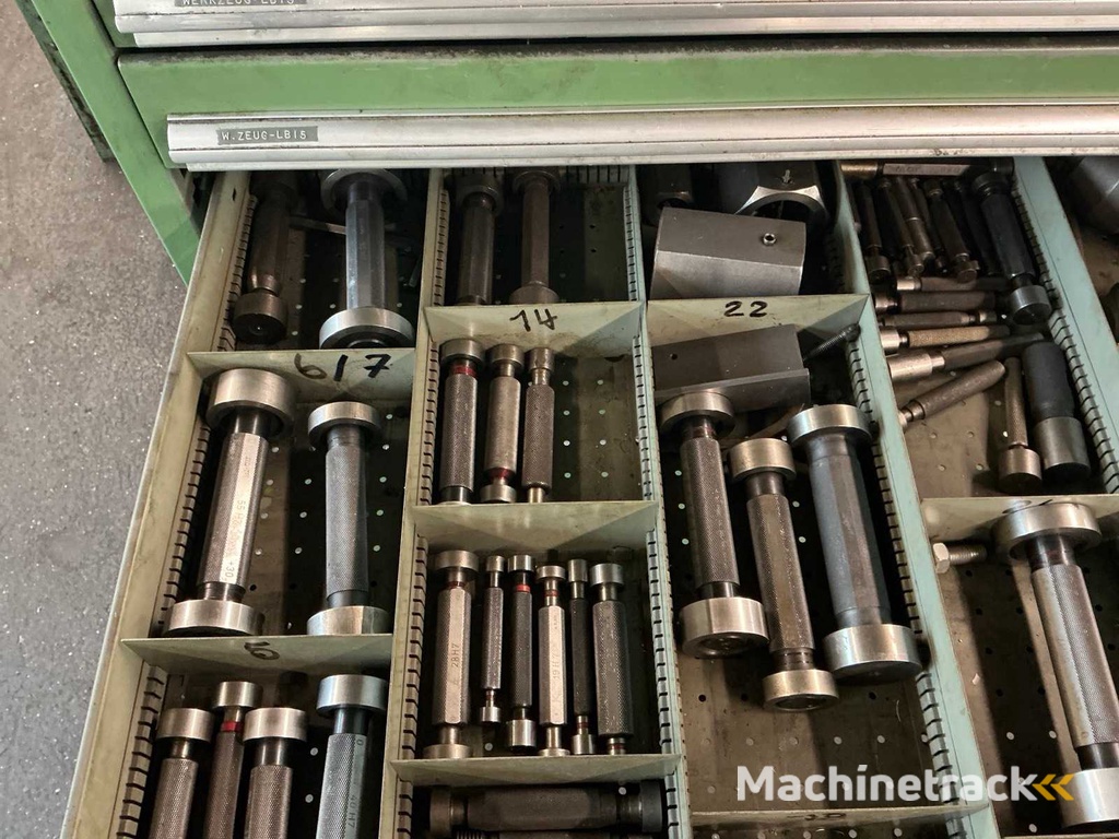 Werkplaatskast met inhoud