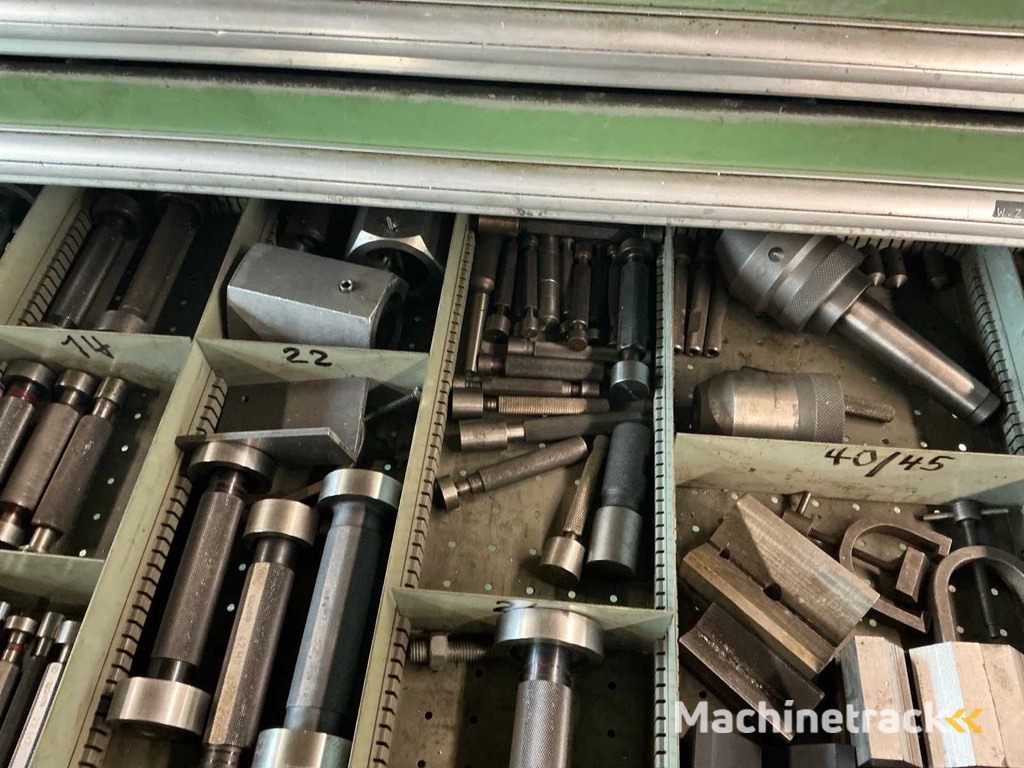 Werkplaatskast met inhoud