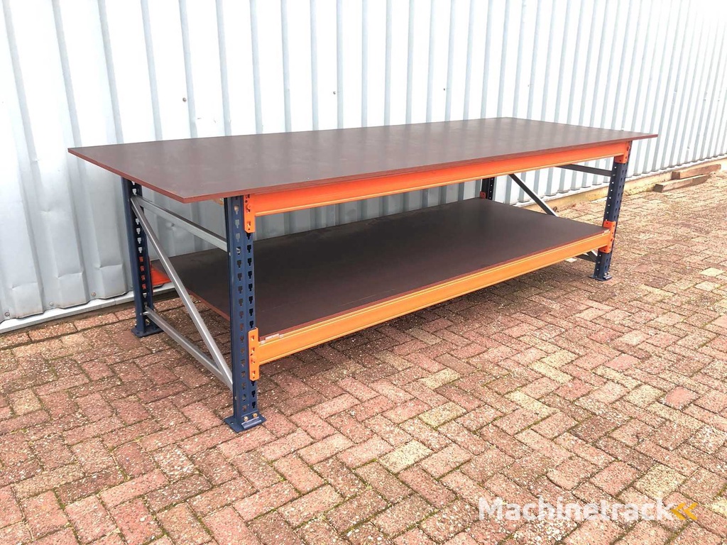 Grote zware werkbank met gladde betonplex platen.