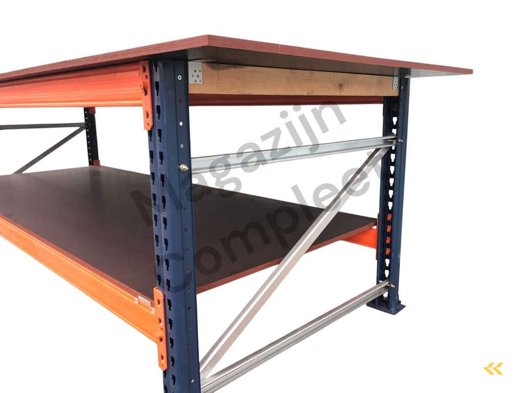 Grote zware werkbank met gladde betonplex platen.