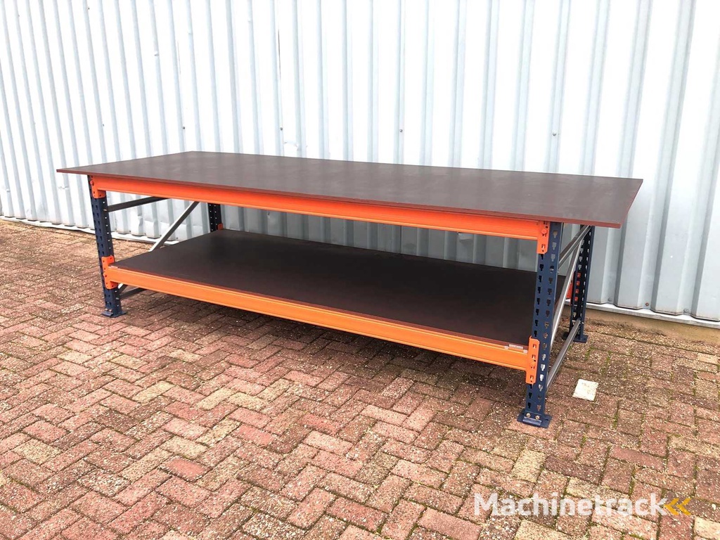 Grote zware werkbank met gladde betonplex platen.