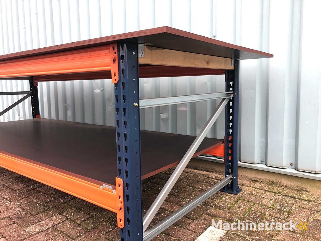 Grote zware werkbank met gladde betonplex platen.