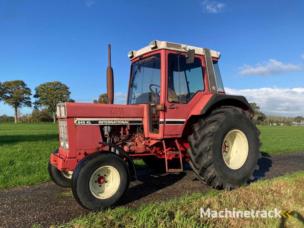 1984 International 845XL Two-wheel drive farm tractor