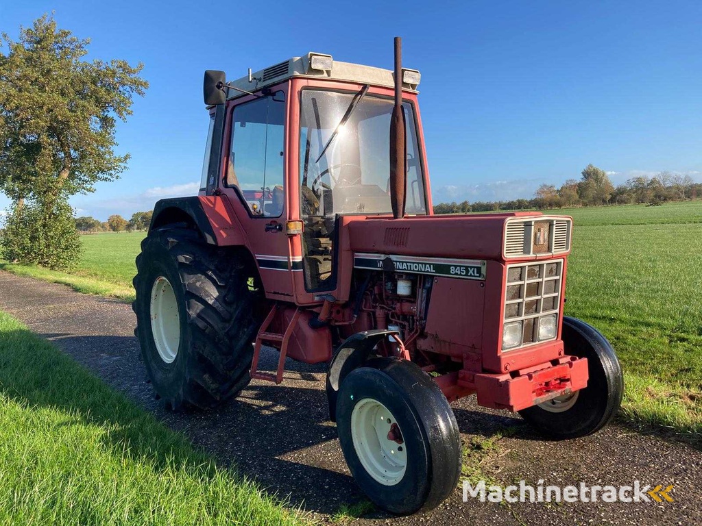 1984 International 845XL Two-wheel drive farm tractor