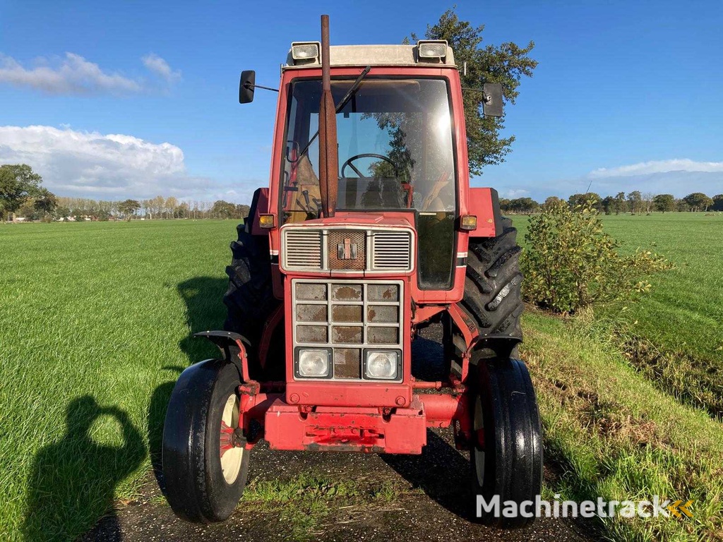 1984 International 845XL Two-wheel drive farm tractor