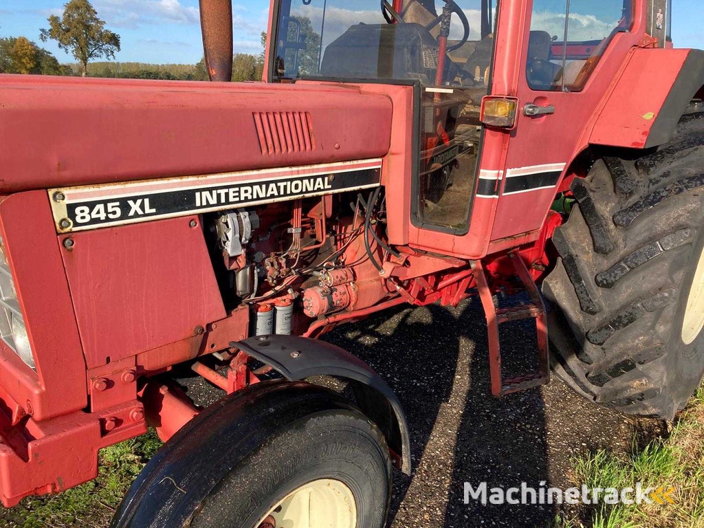 1984 International 845XL Two-wheel drive farm tractor