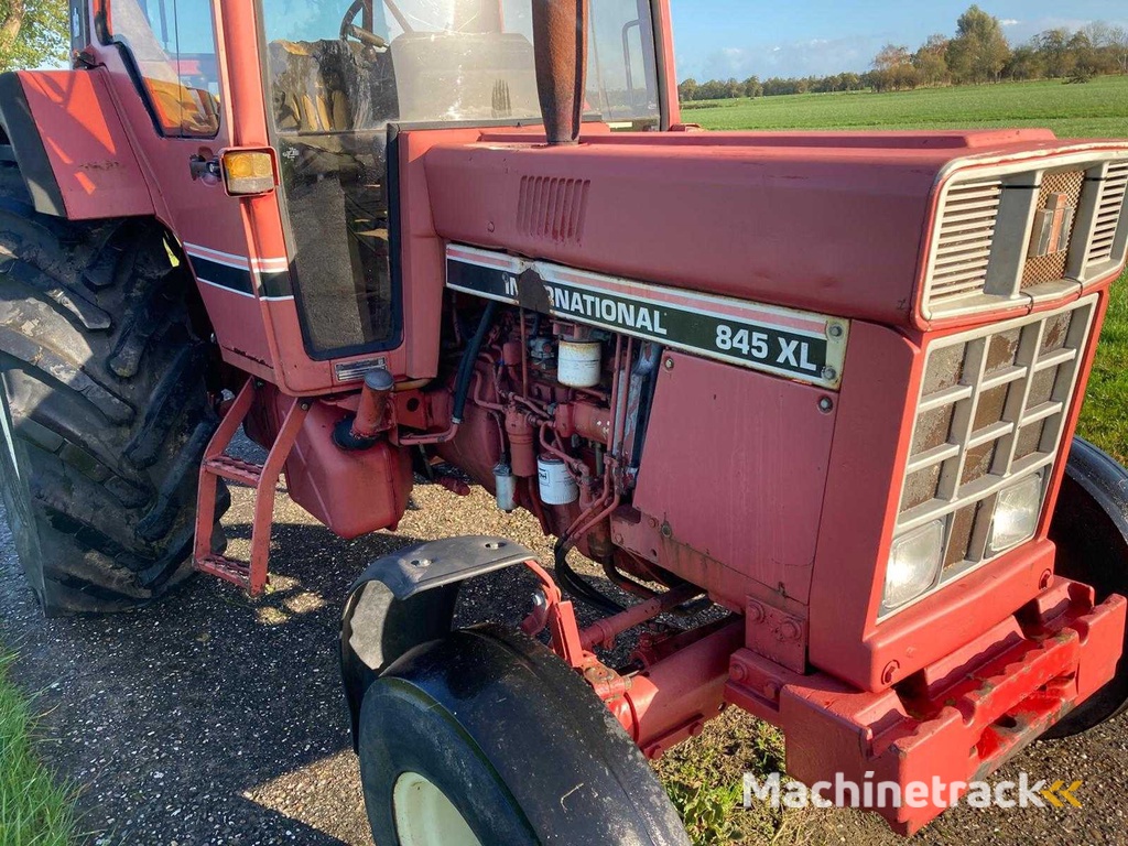 1984 International 845XL Two-wheel drive farm tractor
