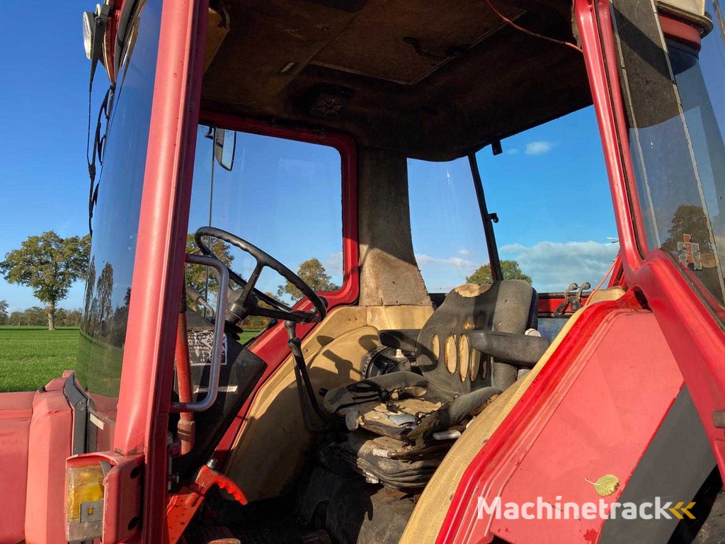 1984 International 845XL Two-wheel drive farm tractor
