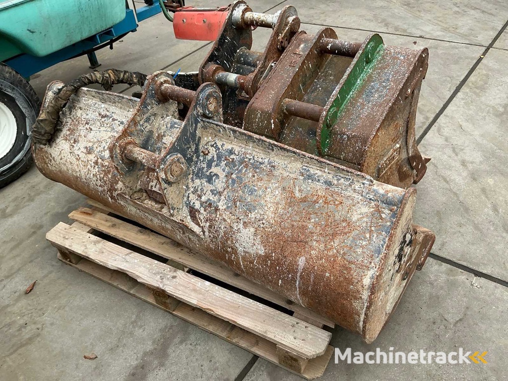 Excavator bucket (3x)