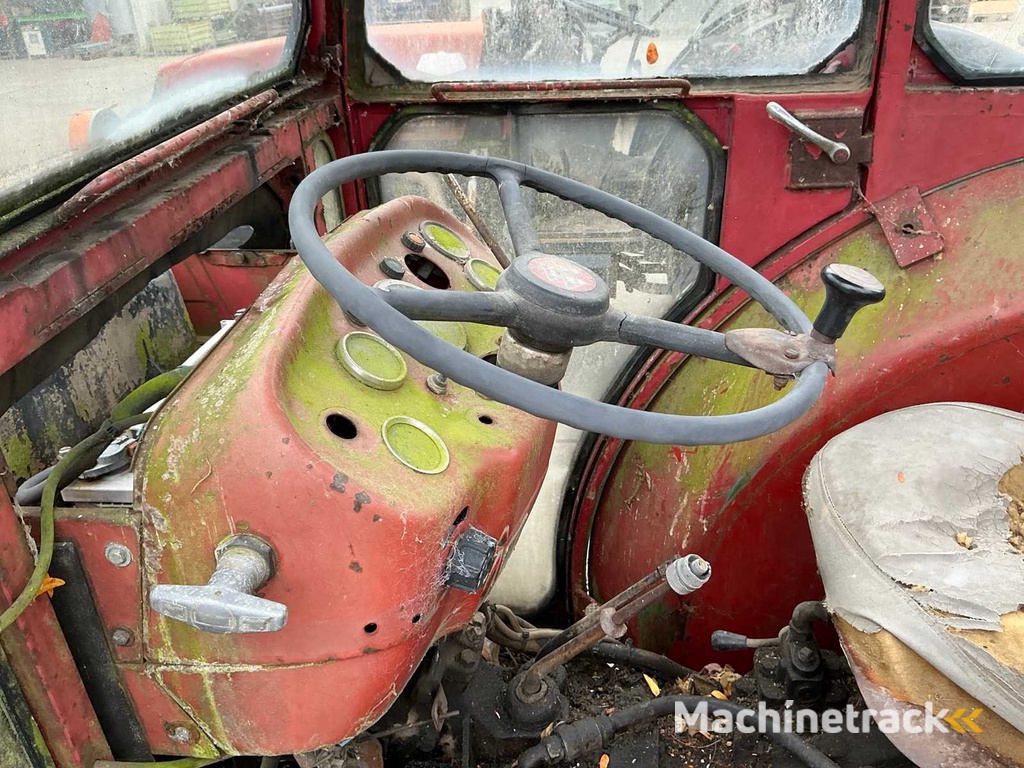 Massey Ferguson 158-8E Oldtimer tractor