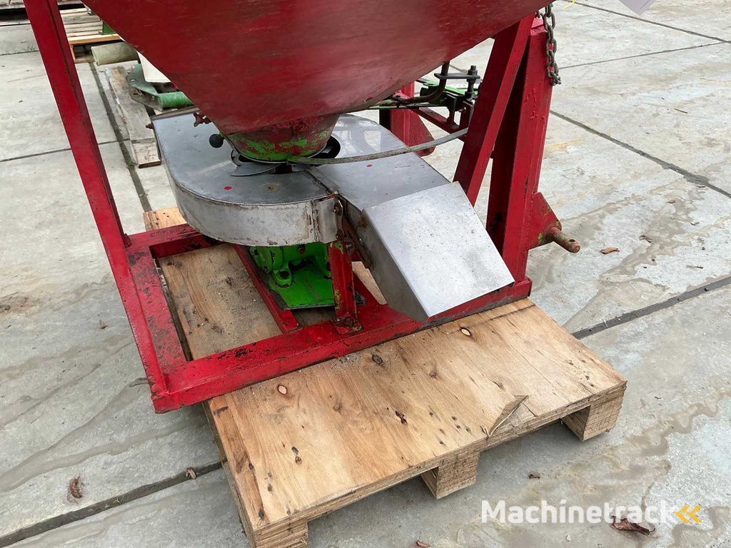 Montierter Düngerstreuer