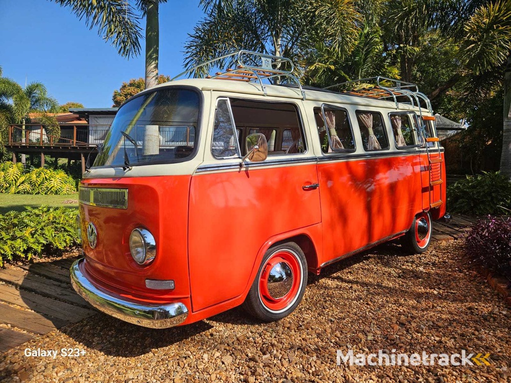 VOLKSWAGEN T2 **SUNROOF** DELUXE