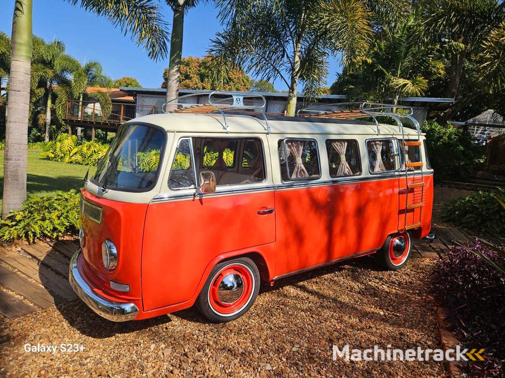 VOLKSWAGEN T2 **SUNROOF** DELUXE