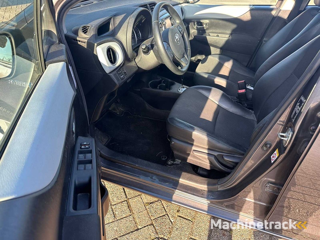 Toyota - 2014 - Yaris - Automatic - 1.5 Hybrid Dynamic - Passenger car