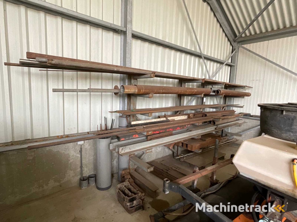 Kragarmregal mit Metallschäften