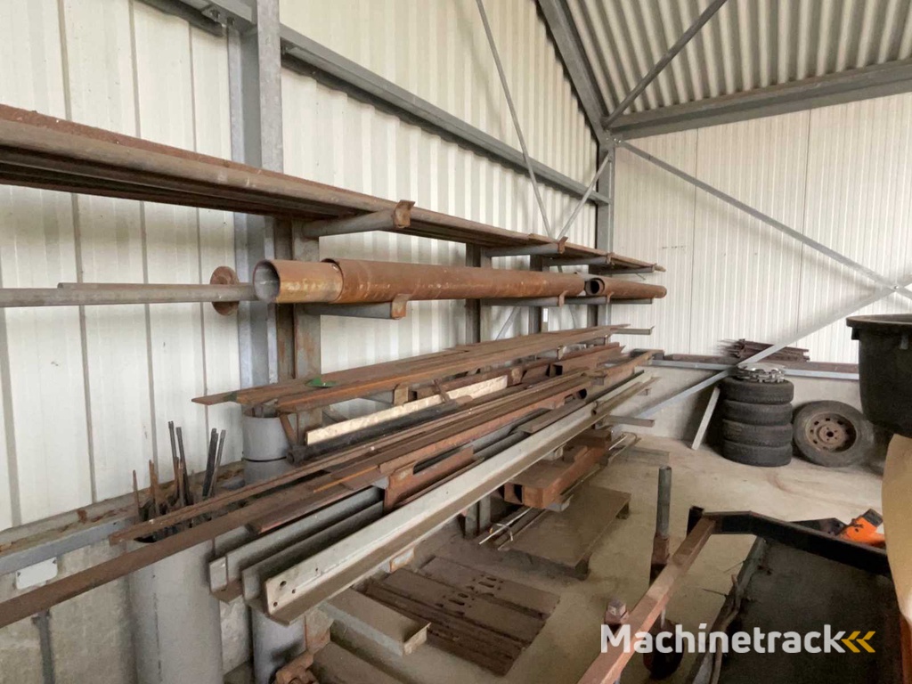 Kragarmregal mit Metallschäften