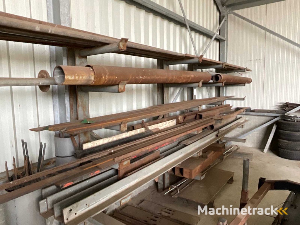 Kragarmregal mit Metallschäften