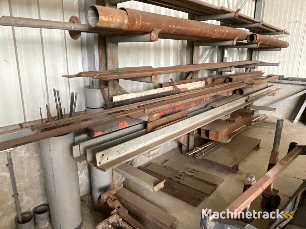 Kragarmregal mit Metallschäften